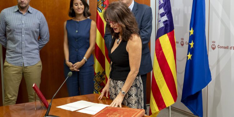 Toma de posesión de una de las funcionarias. / CIE