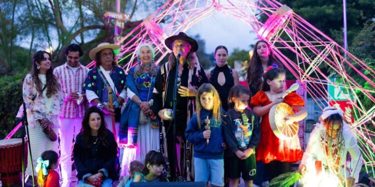 La familia Namasté celebra un año más en Las Dalias invitando a los residentes a la fiesta.