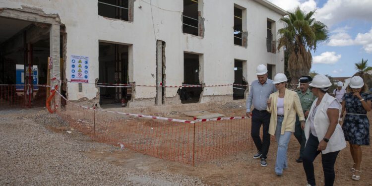 Visita a las obras de la base de la Guardia Civil en sa Coma por parte de Marga Prohens y Vicent Marí.