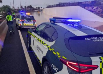 Refuerzo de la Guardia Civil en Ibiza con motivo de la DANA Alice que coincidió con los cierres de las principales discotecas de Ibiza con carreteras anegadas, como la de la de imagen.