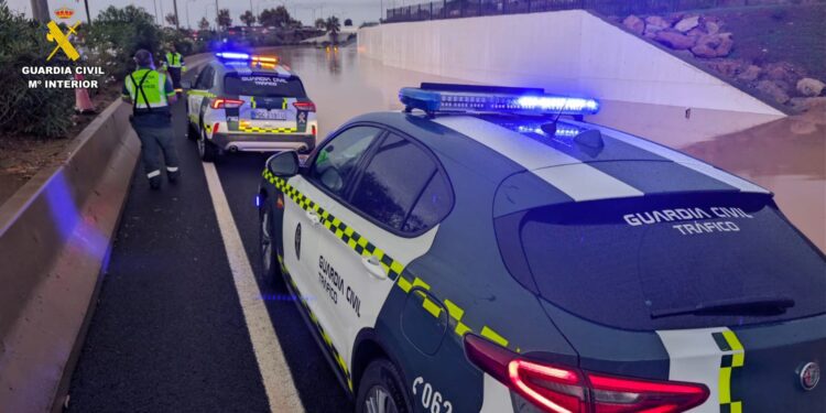 Refuerzo de la Guardia Civil en Ibiza con motivo de la DANA Alice que coincidió con los cierres de las principales discotecas de Ibiza con carreteras anegadas, como la de la de imagen.
