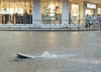 Una alcantarilla colapsada durante las últimas lluvias. Fotos Noudiari.es