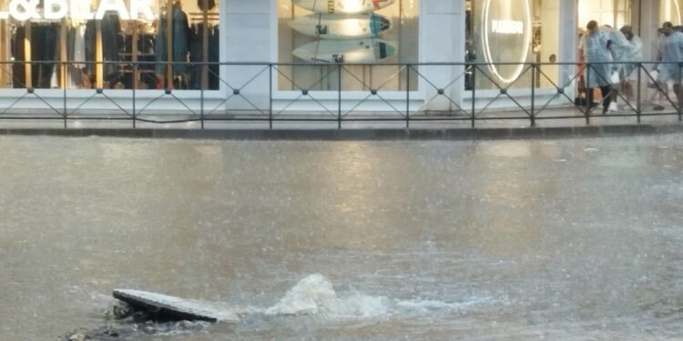 Una alcantarilla colapsada durante las últimas lluvias. Fotos Noudiari.es