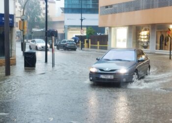 El agua ya se acumula en el centro de Vila. / V.R.