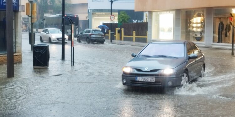 El agua ya se acumula en el centro de Vila. / V.R.
