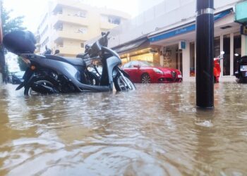 Imagen de una calle de Vila anegada ayer por la mañana