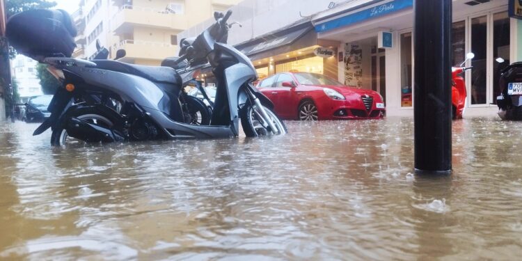 Imagen de una calle de Vila anegada ayer por la mañana