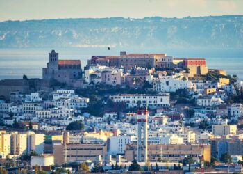 Dalt Vila y La Mola, tan lejos, tan cerca. Foto: Paco Natera