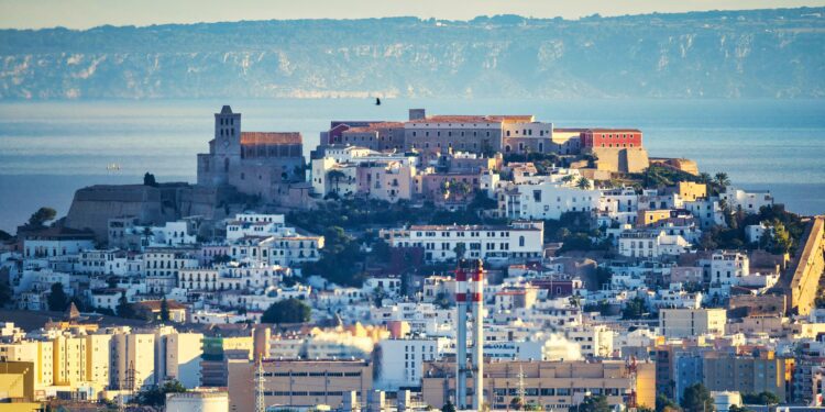 Dalt Vila y La Mola, tan lejos, tan cerca. Foto: Paco Natera