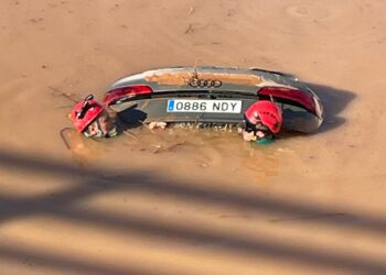 Una de las imágenes más impactantes tras las inundaciones del 30 de septiembre, con los agentes comprobando que no hubiese nadie encerrado en este coche.
