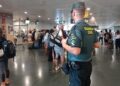 Imagen de un Guardia Civil en el Aeropuerto de Ibiza