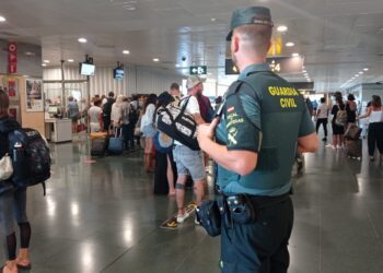 Imagen de un Guardia Civil en el Aeropuerto de Ibiza