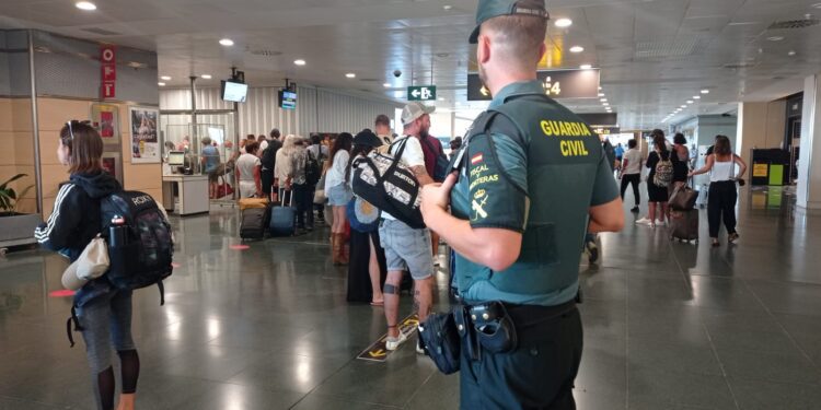 Imagen de un Guardia Civil en el Aeropuerto de Ibiza