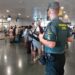 Imagen de un Guardia Civil en el Aeropuerto de Ibiza