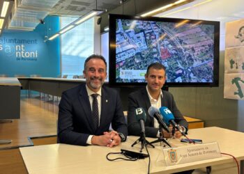 El conseller José Luis Mateo y el alcalde Marcos Serra, con el plano, detrás de ellos, de la ubicación del solar en la calle Teulats, 2.