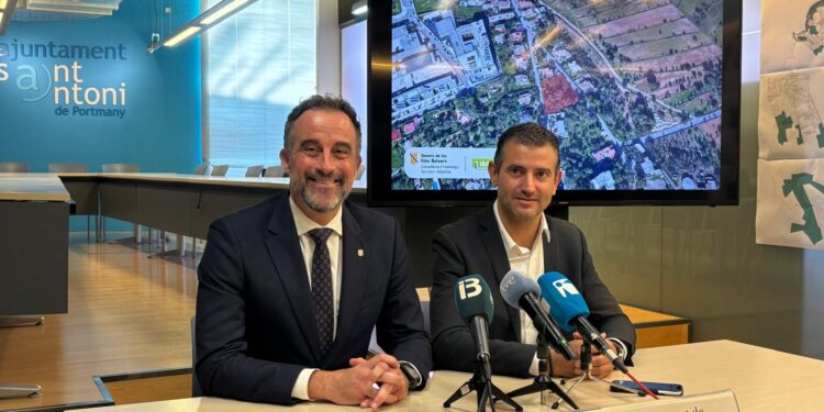 El conseller José Luis Mateo y el alcalde Marcos Serra, con el plano, detrás de ellos, de la ubicación del solar en la calle Teulats, 2.