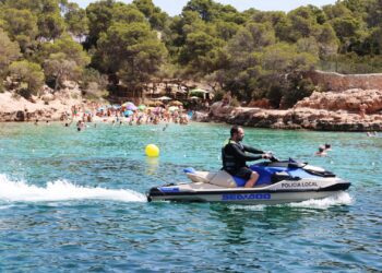 La Unidad de Playas de Sant Antoni supera las 2.000 intervenciones para frenar la venta ambulante y garantizar seguridad