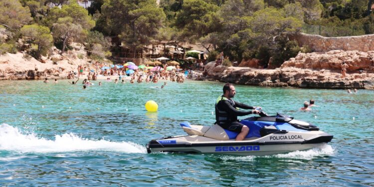 La Unidad de Playas de Sant Antoni supera las 2.000 intervenciones para frenar la venta ambulante y garantizar seguridad