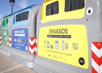 Los contenedores de Formentera ya lucen la nueva rotulación. / CIF