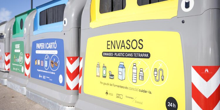 Los contenedores de Formentera ya lucen la nueva rotulación. / CIF