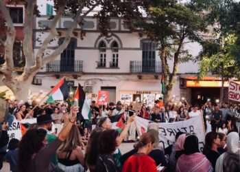 Concentración en Vara de Rey en solidaridad con el pueblo palestino.