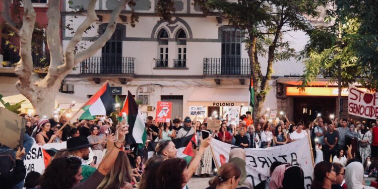 Concentración en Vara de Rey en solidaridad con el pueblo palestino.