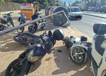 Motocicletas derribadas en la avenida 8 d'Agost de la ciudad de Ibiza.
