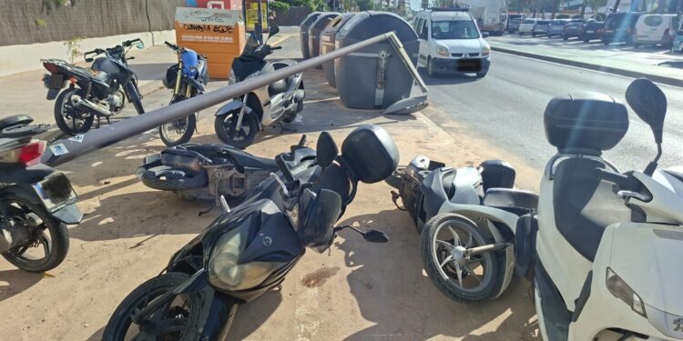 Motocicletas derribadas en la avenida 8 d'Agost de la ciudad de Ibiza.