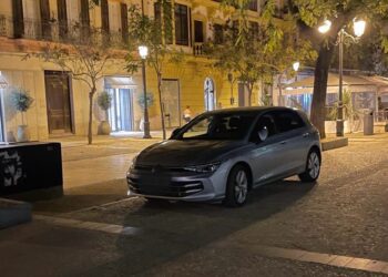 El vehículo ha aparecido aparcado en pleno Vara de Rey, en el centro de Ibiza, a primera hora de la mañana de hoy. D. F. Noudiari.es