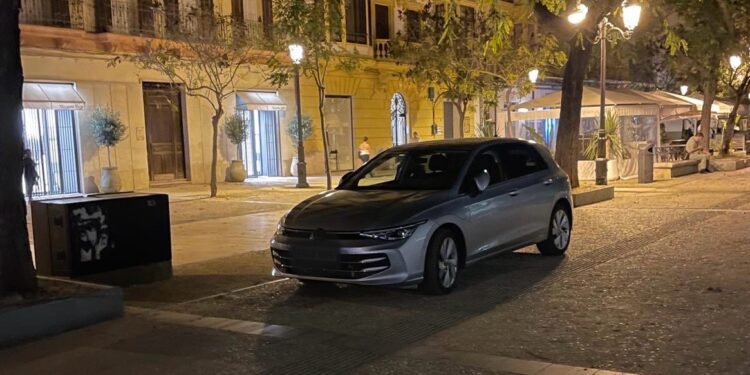 El vehículo ha aparecido aparcado en pleno Vara de Rey, en el centro de Ibiza, a primera hora de la mañana de hoy. D. F. Noudiari.es
