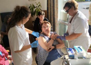 Nicoleta Popescu, coordinadora de enfermería de Reina Sofía administra la vacuna a María Colomba Miguelez Miguelez de 75 años, junto a Raquel Castillo, enfermera de EPAIB-Res