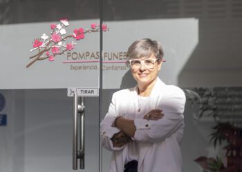 Ana Marí, en las puertas de las oficinas de Pompas Fúnebres en la calle Aragón. Fotos Paco Natera