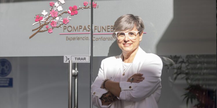 Ana Marí, en las puertas de las oficinas de Pompas Fúnebres en la calle Aragón. Fotos Paco Natera