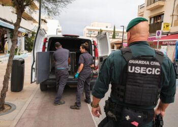 Imagen de la Guardia Civil en el edificio donde se produjo el asesinato.  Foto de Javi Parejo cedida por Ràdio Illa.