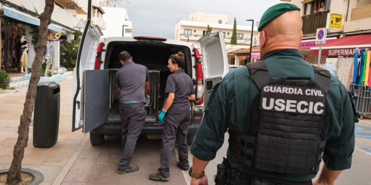 Imagen de la Guardia Civil en el edificio donde se produjo el asesinato.  Foto de Javi Parejo cedida por Ràdio Illa.