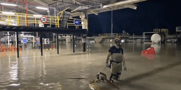 Una significativa imagen de la UME trabajado de noche en una zona completamente anegada.