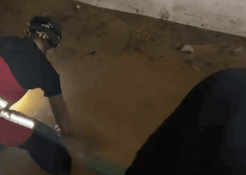 UME, bomberos de Ibiza y Mallorca achican el agua de madrugada para tratar de vaciar este garaje de la calle diputat Josep Ribas que está anegado y que ha dejado sin luz a los vecinos porque los contadores están bajo el agua.