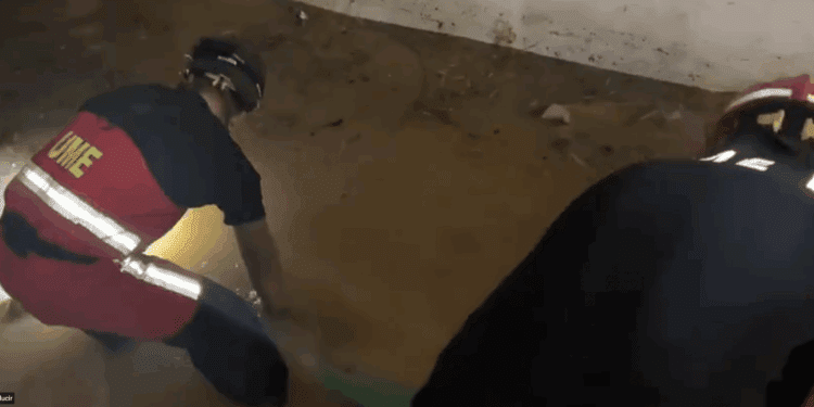 UME, bomberos de Ibiza y Mallorca achican el agua de madrugada para tratar de vaciar este garaje de la calle diputat Josep Ribas que está anegado y que ha dejado sin luz a los vecinos porque los contadores están bajo el agua.