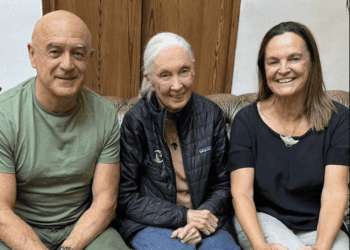 Manu San Félix, Jane Goodall y la mujer de Manu, Cristina, en uno de sus encuentros. Fotos cedidas a Noudiari
