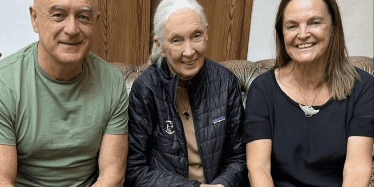 Manu San Félix, Jane Goodall y la mujer de Manu, Cristina, en uno de sus encuentros. Fotos cedidas a Noudiari