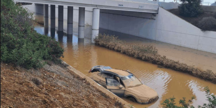 Un coche ha aparecido en la carretera del aeropuerto, anegada, tras achicar el agua.
