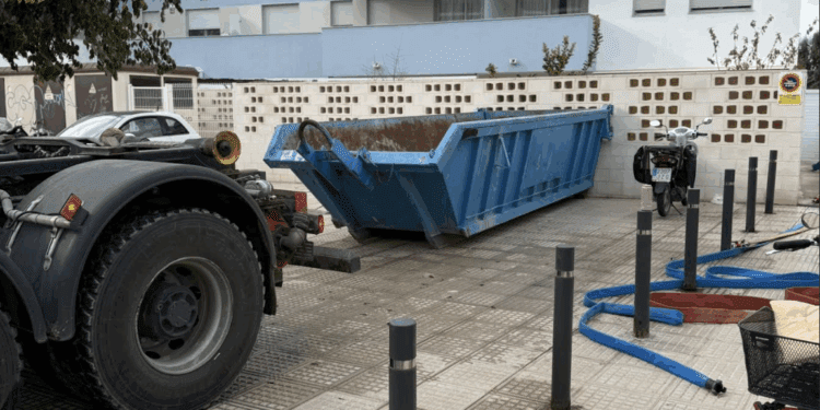 Uno de los contenedores de voluminosos pensados para que la gente afectada pueda depositar enseres.