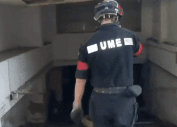 Un miembro de la UME actúa en el garaje del edificio Cabiro, en la calle diputat Josep Ribas, que ha estado cerrada.