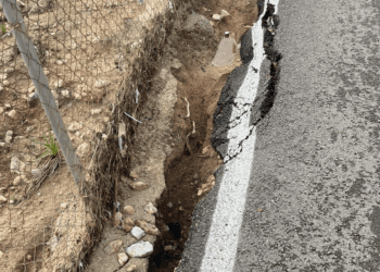 Este es el aspecto que presenta a día de hoy el asfaltado, de hace solo cinco meses, del carrer de Cas Mut junto a los socavones por donde debería estar el arcén. Fotos Noudiari.es