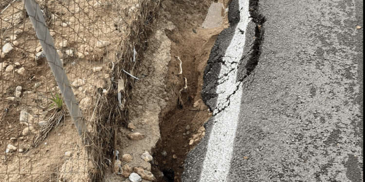Este es el aspecto que presenta a día de hoy el asfaltado, de hace solo cinco meses, del carrer de Cas Mut junto a los socavones por donde debería estar el arcén. Fotos Noudiari.es