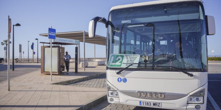 Uno de los autobuses del servicio de transporte público de Formentera. / CIF