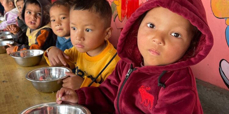 La escuela de Nepal, financiada desde Ibiza, ofrece educación y alimento a los pequeños, que viven en aldeas remotas. Fotos cedidas a Noudiari.