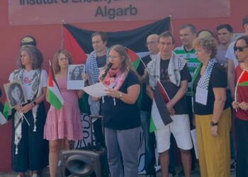 Imagen de la concentración celebrada hoy frente a la entrada del IES Algarb. / AlgarbxPalestina