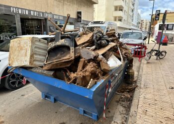 Uno de los contenedores habilitados por el Consistorio, totalmente repleto de enseres inutilizados. Ya lo han vaciado y va llenándose de nuevo. En la calle Diputat Josep Ribas de la ciudad de Ibiza.