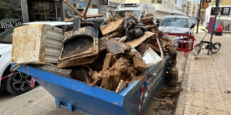 Uno de los contenedores habilitados por el Consistorio, totalmente repleto de enseres inutilizados. Ya lo han vaciado y va llenándose de nuevo. En la calle Diputat Josep Ribas de la ciudad de Ibiza.